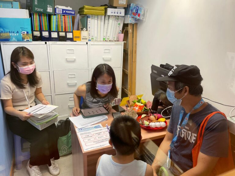營養師與兒童進行咨詢