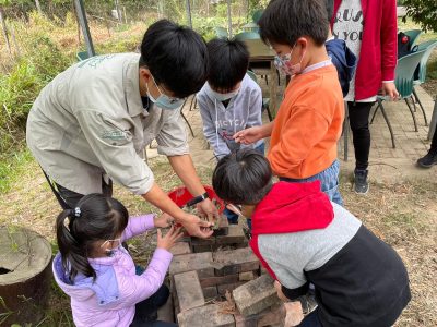 兒童正學習執枯枝起爐 兒童正學習執枯枝起爐
