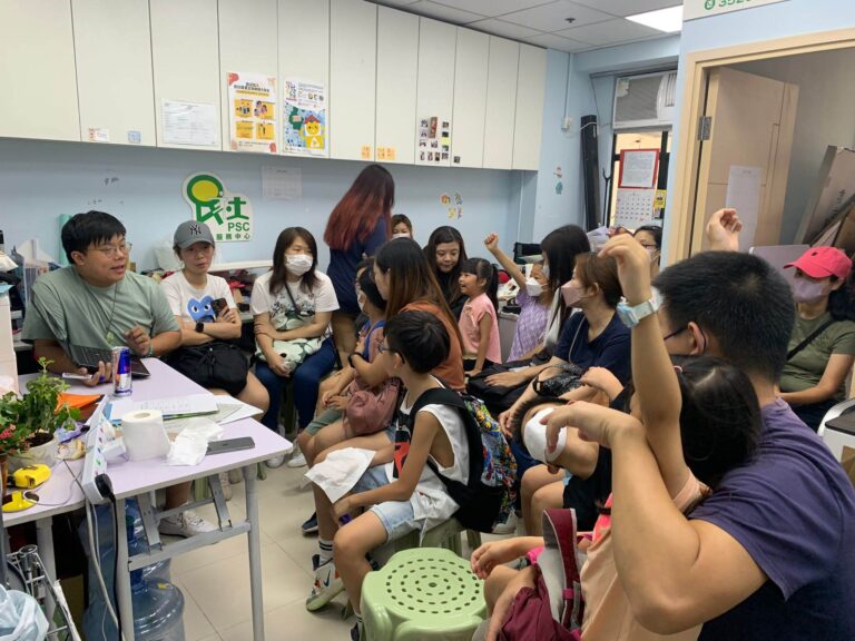 親子參加者向職員發問